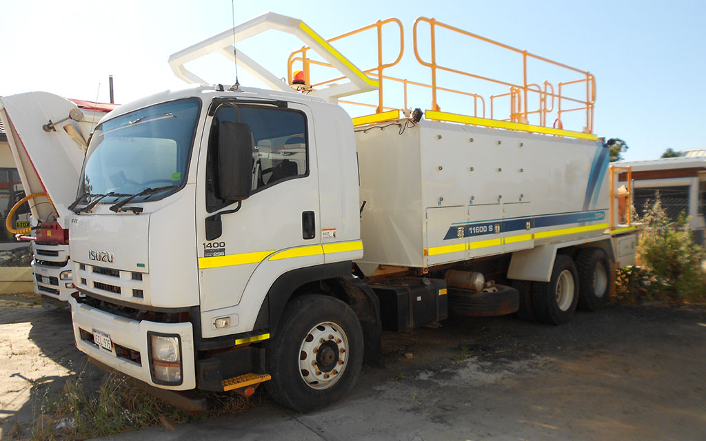 Isuzu 6x4 ORH 11600S service truck NSR Hire
